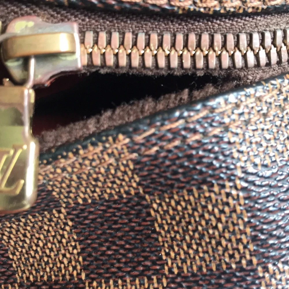 Pre-Love Louis Vuitton Naviglio Messenger Bag in the iconic Damier Ebene